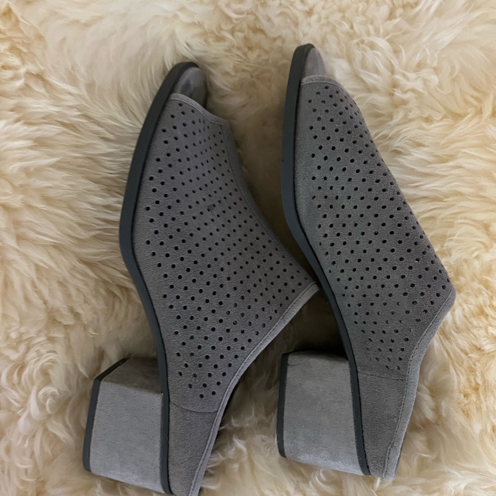 Ugg Koolaburra gray suede heels. Pre-owned condition. Size 12 - Picture 7 of 8